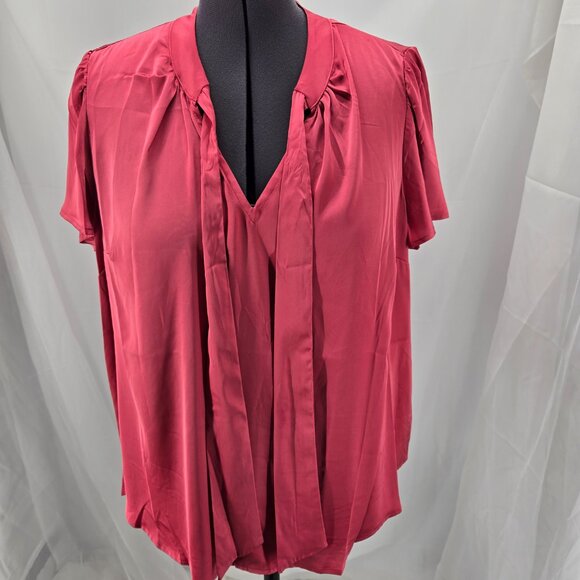 73-30 Torrid Satin Tie Front Neck Flutter Sleeve Holly Berry Size 1 (14/16) - Picture 3 of 4